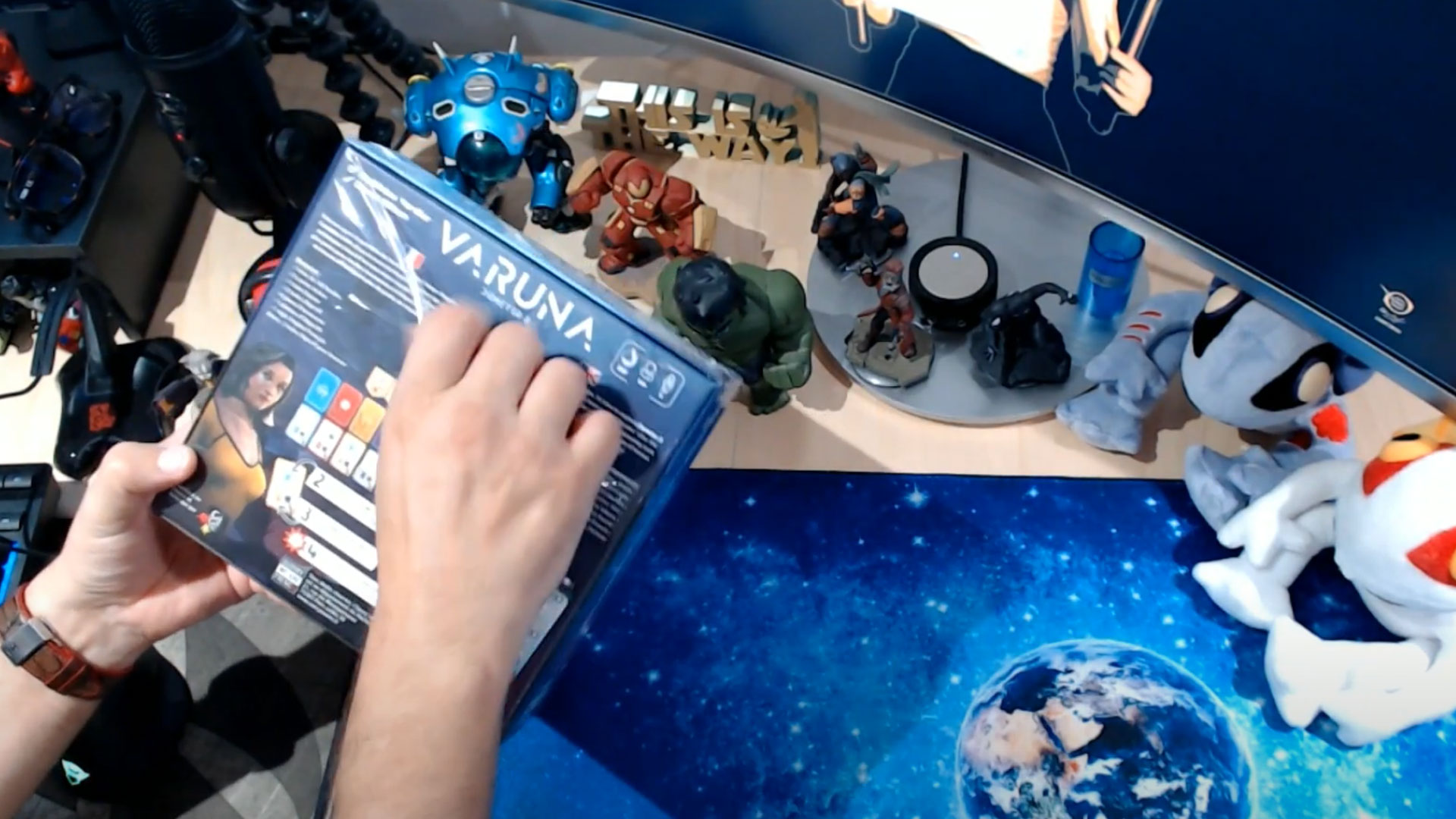 Ouverture de la première boite de Varuna – Vidéo